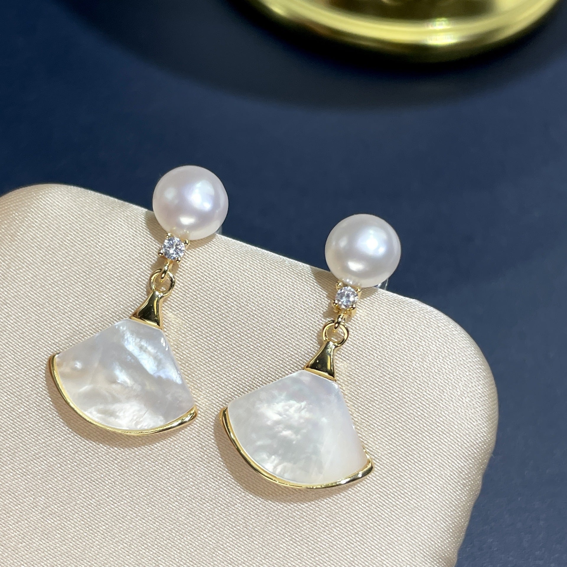 New Natural Freshwater White Pearl Earrings for Women, Mother-of-Pearl Small Skirt, Vintage High-End Light Luxury925Silver Ear Needle