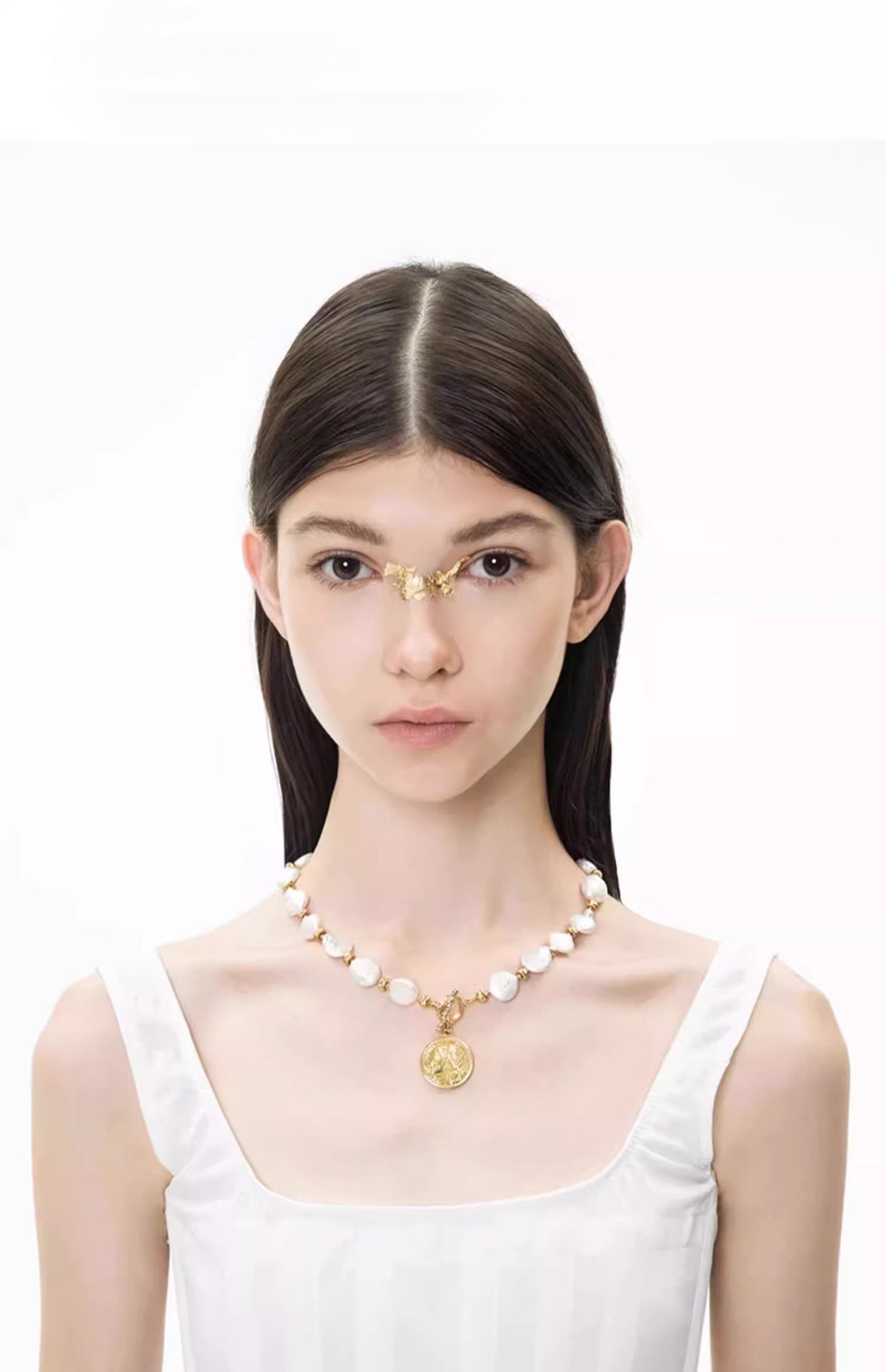 Niche Design Natural Freshwater Baroque Pearl Short Necklace for Women, Light Luxury Queen Portrait Gold Coin Collarbone Chain