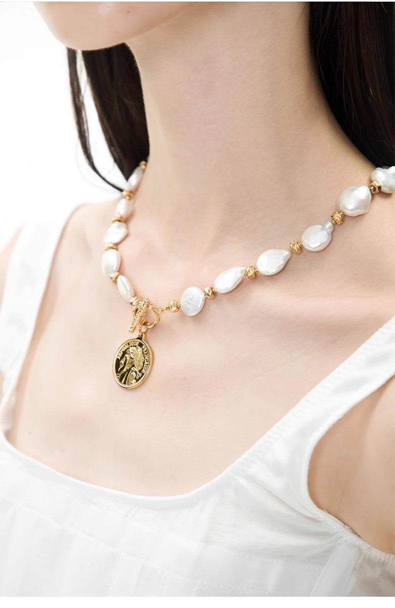 Niche Design Natural Freshwater Baroque Pearl Short Necklace for Women, Light Luxury Queen Portrait Gold Coin Collarbone Chain